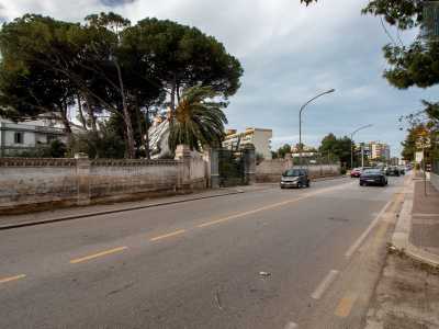 Uno degli edifici in stile liberty ancora presenti sul primo tratto di via Amendola...